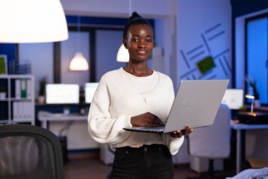 Finansal stratejide çalışan yorgun Afrikalı Amerikalı iş kadınının portresi