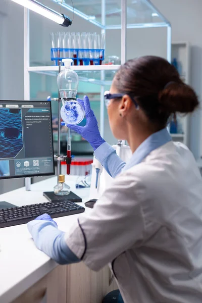 Biologa donna guardando virus batterico utilizzando capsule di Petri medici che lavorano all'esperimento di infezione genetica — Foto Stock