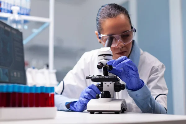 Médico microbiólogo mujer analizando los resultados de la vacuna con microscopio médico —  Fotos de Stock