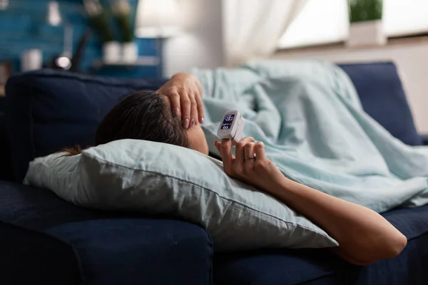 Хвора жінка на дивані з використанням медичних технологій для пандемії коронавірусу — стокове фото