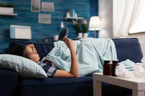 Mujer caucásica sintiéndose enferma midiendo temperatura — Foto de Stock