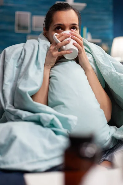 Mulher doente em casa descansando com xícara de chá — Fotografia de Stock