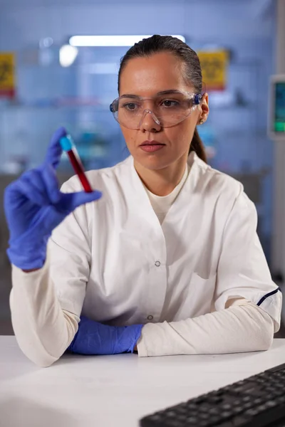 Industria chimica donna che lavora con fiaschetta campione di sangue — Foto Stock