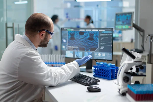 Specialist biologist researcher man analyzing virus expertise on computer — Stock Photo, Image