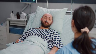 Hastalık tedavisi sırasında hastaneye kaldırılan hastaya kemik röntgenini açıklayan hemşire.