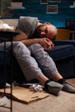 Depresyondaki öfkeli, umutsuz, üzgün adam sinir krizi geçiriyor.