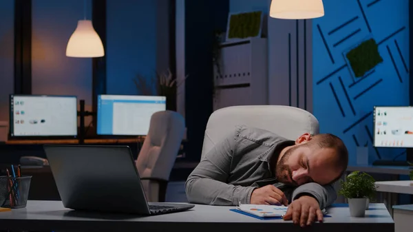 Esausto affaticato uomo d'affari che dorme sul tavolo della scrivania in startup business office — Foto Stock