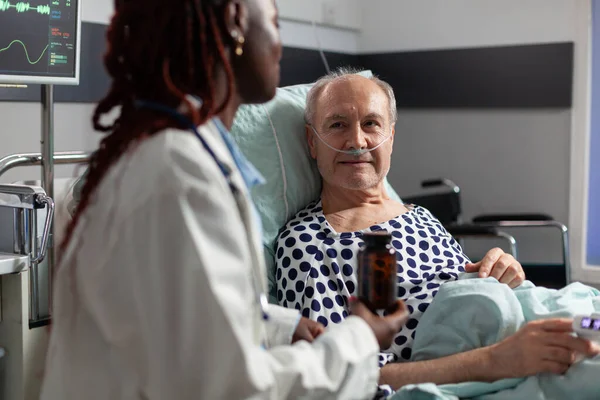 病欠の先輩患者のクローズアップで病院のベッド — ストック写真
