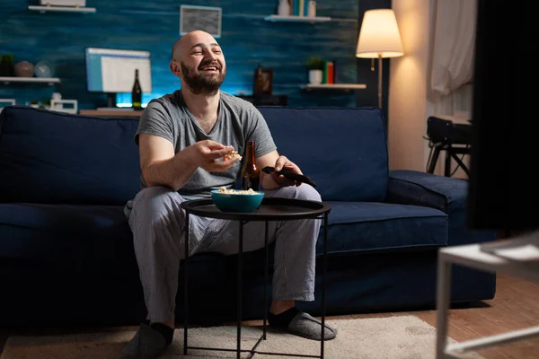 Hombre disfrutando de relajarse tiempo viendo series de comedia de televisión en casa — Foto de Stock