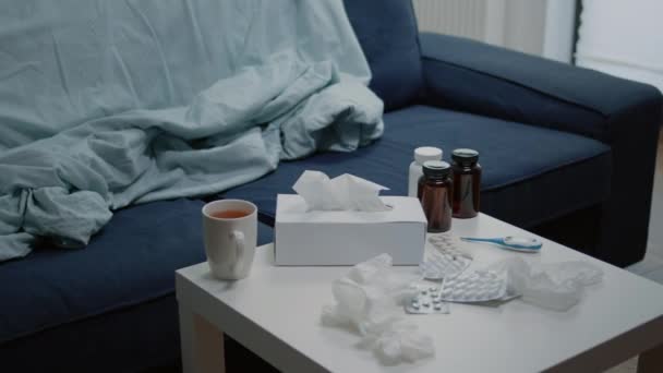 Primo piano del soggiorno vuoto con trattamento medico sul tavolo — Video Stock