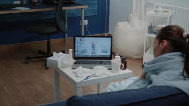 Пацієнт з хворобою за допомогою відеовиклику для телемедицини на ноутбуці — стокове відео
