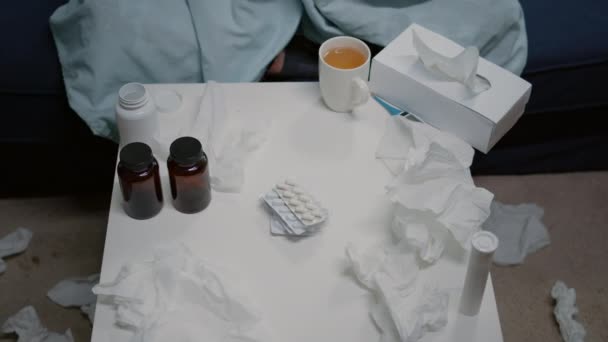 Vista dall'alto della tabella con medicamenti, bottiglie di pillole e tè — Video Stock