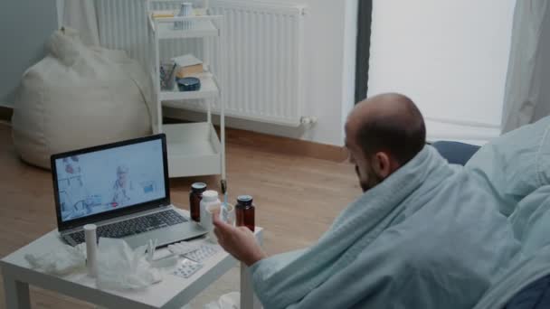 Chory człowiek rozmawia z lekarzem na wideo wezwanie do telemedycyny — Wideo stockowe