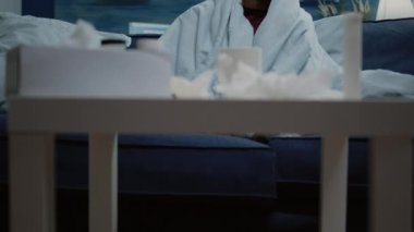 Başı ağrıyan bir adama yaklaş ve hisset.