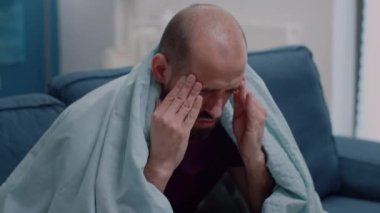 Baş ağrısına karşı şakak masajı yapan hasta insanları kapatın.