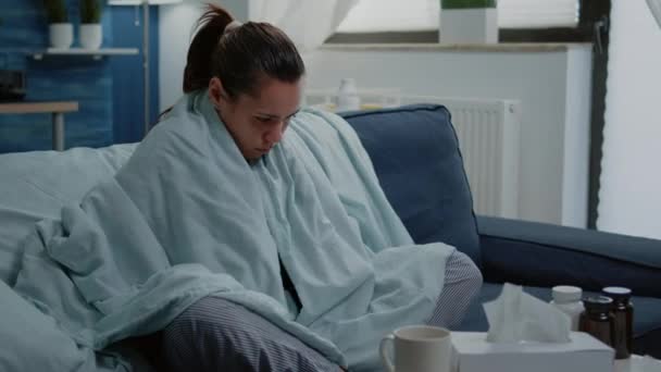 Человек с болезнью чувствует холод с одеялом и подушкой на диване — стоковое видео