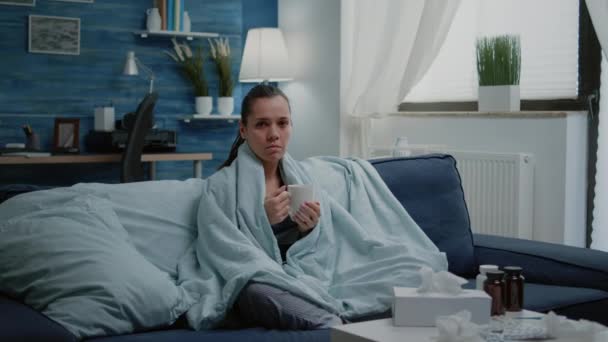 Kobieta z sezonową zimną filiżanką herbaty zawiniętej w koc — Wideo stockowe