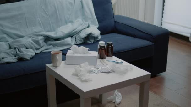 Nahaufnahme von Medikamenten und Thermometer auf Couchtisch — Stockvideo