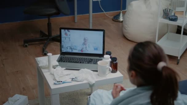 Närbild av sjuka patienter med hjälp av videosamtal för telemedicin — Stockvideo