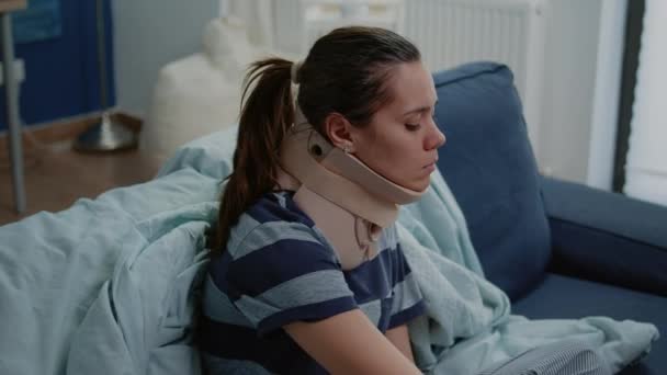 Nahaufnahme einer unglücklichen Frau mit Halswirbelkragen — Stockvideo