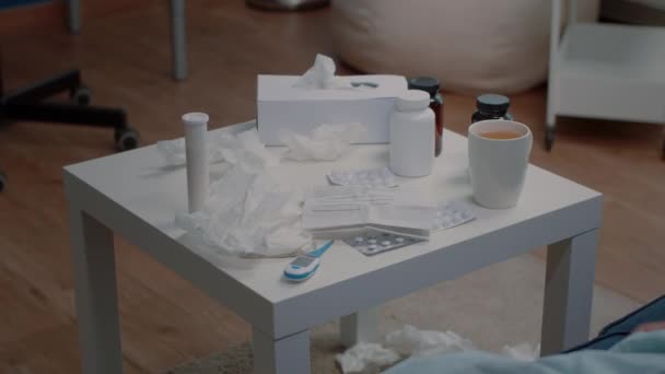 Sluiten van de tafel met flessen pillen en capsules met tabletten — Stockvideo