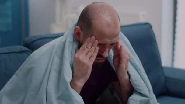 Primer plano de la persona enferma frotando las sienes contra el dolor de cabeza — Vídeos de Stock