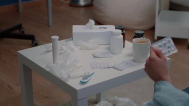 Tedavi için kapsüllerin el ele tutuşma tabletlerini kapat