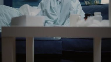 Soğuk algınlığı olan ve burnu akan bir adama yaklaş.