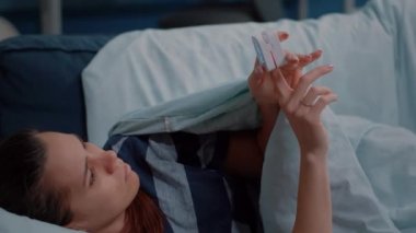 Parmağındaki oksimetreye bakan hasta kadına yaklaş.