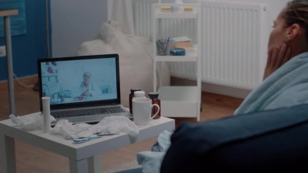 Pasien dengan sakit kepala menggunakan panggilan video untuk telemedicine — Stok Video