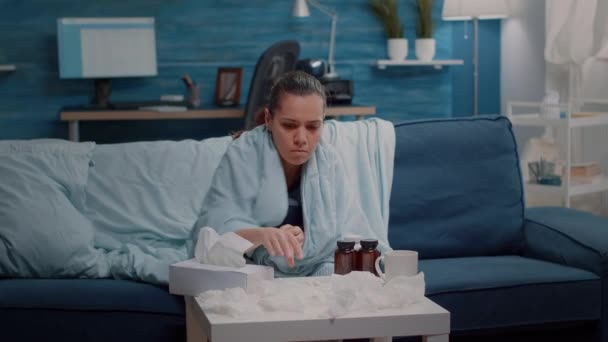 Enfermo persona leyendo información de medicamentos papel para curar la enfermedad — Vídeo de stock