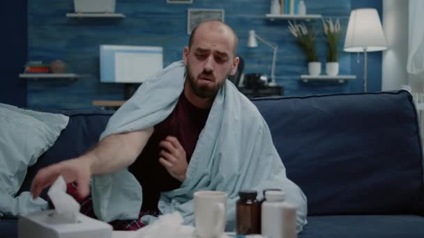 病人用纸巾吹流鼻涕 — 图库视频影像