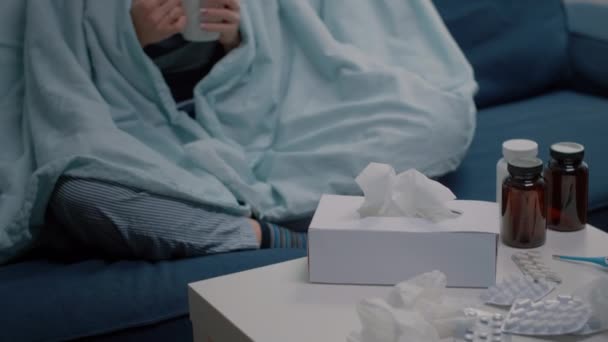 Porträt einer kranken Frau, die eine Tasse Tee in der Decke hält — Stockvideo