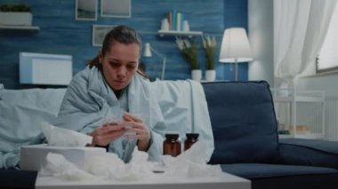 Hap ve kapsül tabletleriyle dolu bir şişe etiketi.
