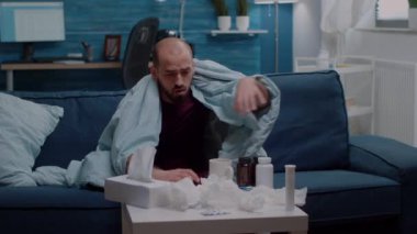 Kapsüllü ve haplı tablet arayan hasta bir yetişkin.