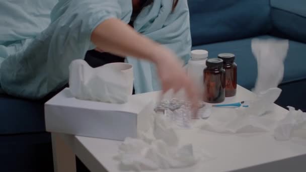 병에 걸린 성인들의 수술대 위에서 치료를 받고 있는 모습 — 비디오