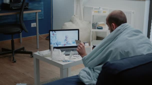 Paciente enfermo hablando en videoconferencia para telesalud — Vídeo de stock