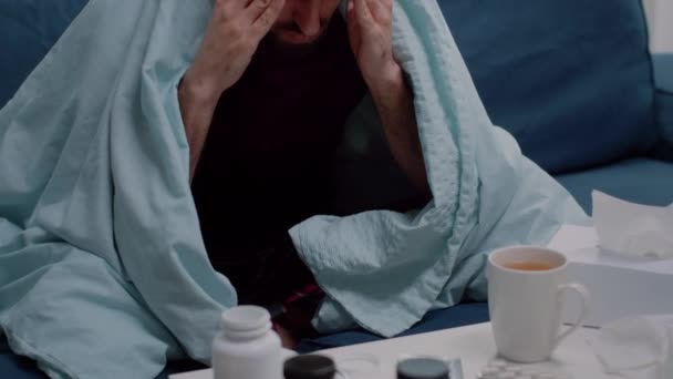 Detailní záběr osoby tření spánků proti bolesti hlavy — Stock video