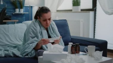 Hastalık enfeksiyonu olan kişi paket broşürlerini analiz ediyor