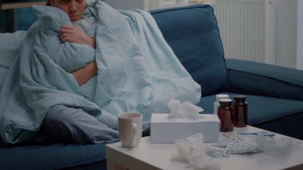 Несчастная женщина дрожит от холода и гриппа — стоковое видео