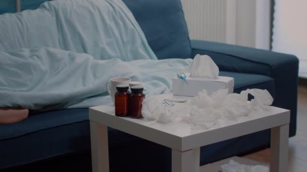 Kobieta z chorobą wirusową spoczywa w kocu na kanapie — Wideo stockowe