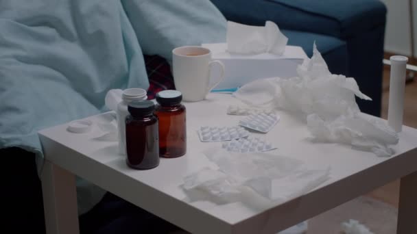 Close-up de mão pegar comprimidos com cápsulas para curar a doença — Vídeo de Stock