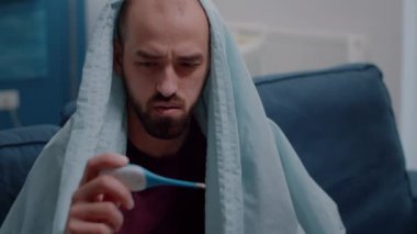 Termometreye bakan hasta yetişkinlere yaklaş.