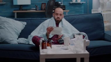 Soğuk algınlığını ve gribi tedavi etmek için ilaç broşürleri okumaktan yorgun düşmüş.