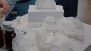 Mutluluk haplarını masanın üzerinde bir bardak suyla kapat.