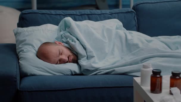 Pria dengan tidur dingin dan flu karena sakit — Stok Video