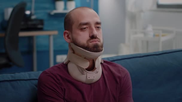 椎骨損傷に対する頸椎首の襟を身に着けている人の閉じる — ストック動画