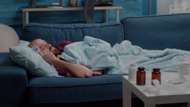 Pessoa doente descansando no sofá com oxímetro no dedo — Vídeo de Stock
