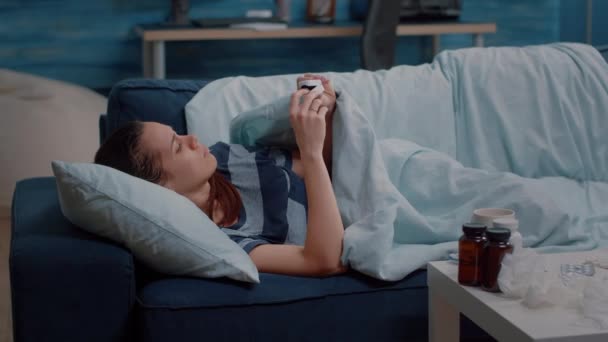 Nemocná žena odpočívající na pohovce a pomocí oximetru — Stock video
