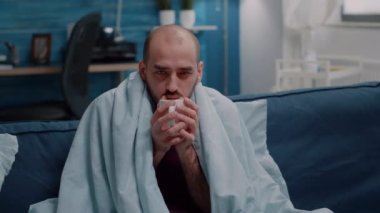 Yetişkinlerin titremesine ve çay içmesine yakın dur.